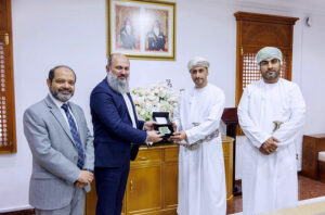 Federal Minister for Commerce, Jam Kamal Khan presenting a souvenir to H.E. Muhammad bin Sulaiman Al Kindi, Governor of North Al Batinah. Standing beside the governor is Engr. Said Al Abri, Chairman of Sohar Chamber of Commerce, while Syed Naveed Safdar Bokhari, Ambassador of Pakistan to Oman, stands alongside the Minister.