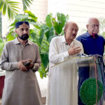 Nisar Khuhro addressing press conference at Sindh Assembly building. Senator Waqar Mehdi and Aajiz Dhamrah are also seen