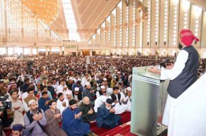 A large number of faithful offering Eidul-Fitr prayers at Faisal Masjid