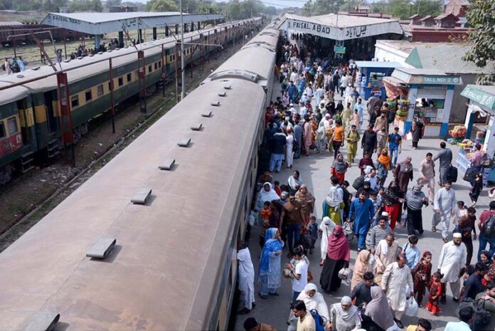 A large number of people throng at Railway Station going back to their work places after spending the Eid-ul-Fitr holidays in their home towns