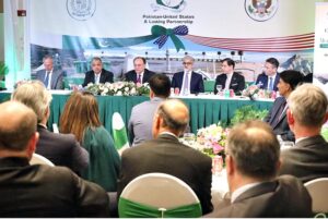 Finance Minister Senator Muhammad Aurangzeb engaging with global financial leaders and corporate representatives during the economic dialogue hosted by the Embassy of Pakistan in Washington D.C on the sidelines of the IMF-World Bank Spring Meetings 2025
