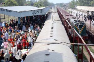 A large number of people throng at Railway Station going back to their work places after spending the Eid-ul-Fitr holidays in their home towns
