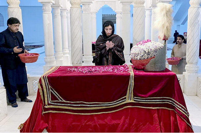 First Lady and Member of National Assembly Bibi Aseefa Bhutto Zardari offering Fateha on the grave of Shaheed Zulfqar Ali Bhutto at Garhi Khuda Bakhsh on the third day of Eid-ul-Fitr