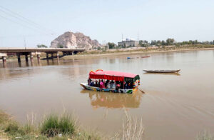 Visitors enjoy boat ride in River Chenab on 3rd day of Eid Ul Fitr celebrations