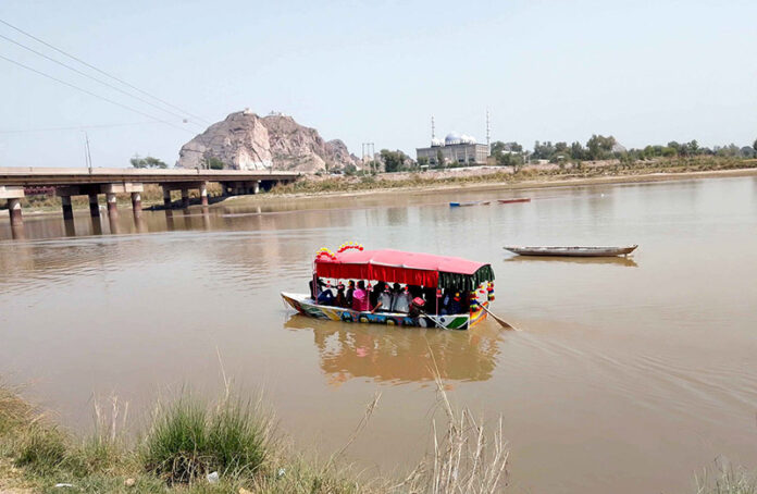 Visitors enjoy boat ride in River Chenab on 3rd day of Eid Ul Fitr celebrations