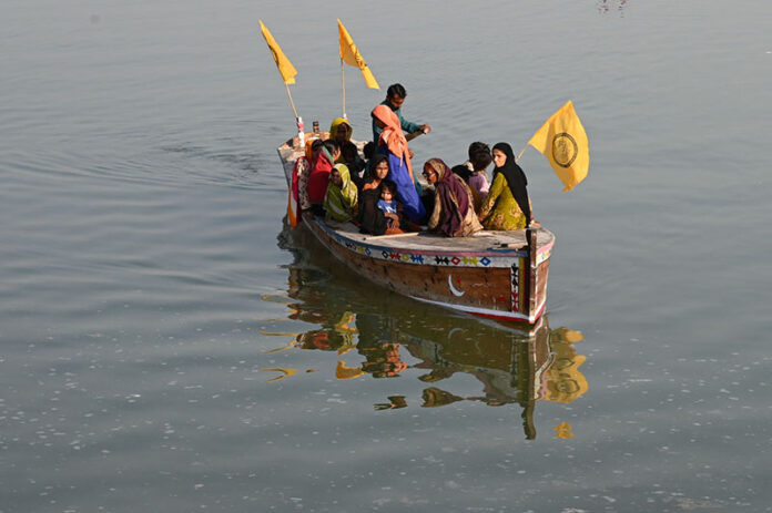Family enjoy boat ridding at Indus River