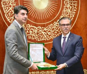 Dr Mukhtar Bharath State Minister Health is being Presented with memento during the National Symposium Primary Health Care Foundation of Universal Health Coverage at Agha Khan Hospital
