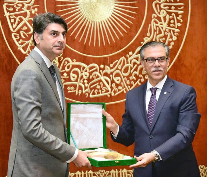 Dr Mukhtar Bharath State Minister Health is being Presented with memento during the National Symposium Primary Health Care Foundation of Universal Health Coverage at Agha Khan Hospital
