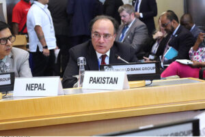 Finance Minister Senator Muhammad Aurangzeb engaging with Mr. Roberto Hoornweg, Global Co-Head, CIB and CEO, Europe, Americas, Middle East, and Africa, Standard Chartered Bank, regarding Pakistan's economic outlook and investment opportunities in Washington D.C