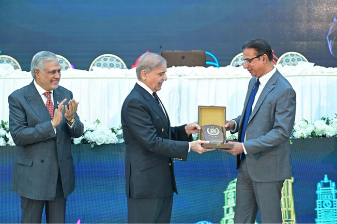 Prime Minister Muhammad Shehbaz Sharif presents appreciation shields to the members of task force of power sector reforms