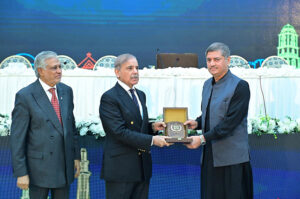 Prime Minister Muhammad Shehbaz Sharif presents appreciation shields to the members of task force of power sector reforms