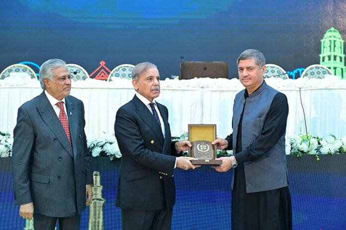 Prime Minister Muhammad Shehbaz Sharif presents appreciation shields to the members of task force of power sector reforms