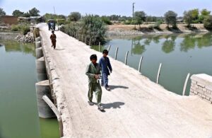 A view of makeshift huts set up by gypsy families in the Kacha area near the Larkana-Khairpur Bridge