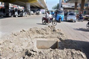 An open manhole poses a serious safety hazard for pedestrians at Manzoor Colony, demanding urgent attention from the concerned authorities