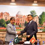 Secretary Defence, Lt. Gen Muhammad Ali, HI(M) Retd, exchanging signed Minutes of the Meeting of 5th Round of Pak-Sri Lanka Armed Forces Defence Dialogue (AFDD), with Sri Lankan Secretary Defence, Air Vice Marshal (Retd) Sampath Thuyacontha, at Ministry of Defence