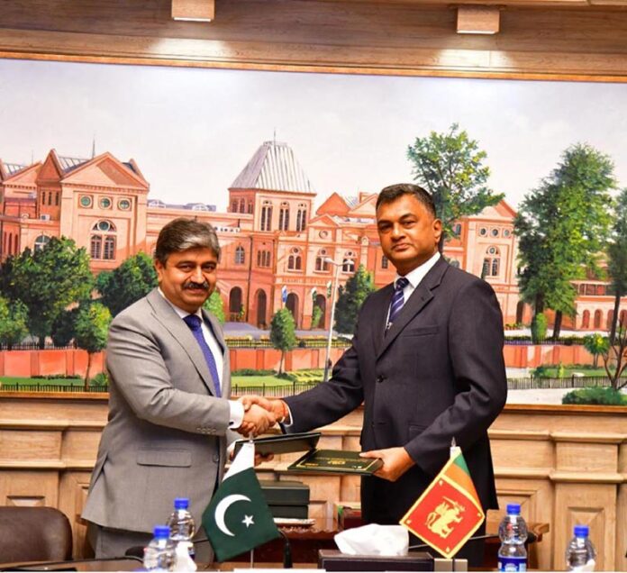 Secretary Defence, Lt. Gen Muhammad Ali, HI(M) Retd, exchanging signed Minutes of the Meeting of 5th Round of Pak-Sri Lanka Armed Forces Defence Dialogue (AFDD), with Sri Lankan Secretary Defence, Air Vice Marshal (Retd) Sampath Thuyacontha, at Ministry of Defence