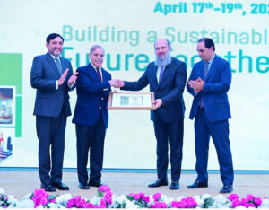 Federal Minister for Commerce Jam Kamal Khan presents a souvenir to Prime Minister Muhammad Shehbaz Sharif at the 4th Health, Engineering and Minerals Show.