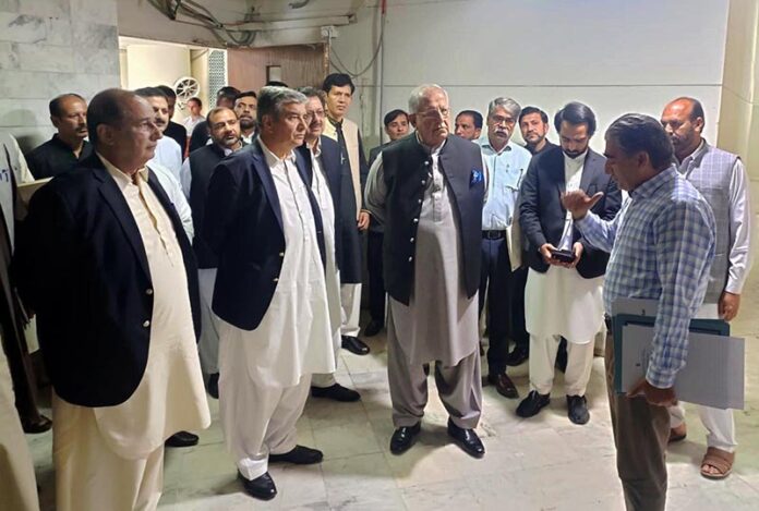 Federal Minister for Housing and Works Mian Riaz Hussain Pirzada inspecting the faulty elevators at Shaheed-e-Millat Secretariat