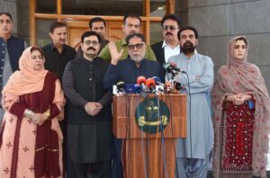 Pakistan Peoples Party provincial ministers Mir Sadiq Umrani, Bakht Muhammad Kakar & others addressing press conference in Quetta. Photo (MNN) in the provincial capital.