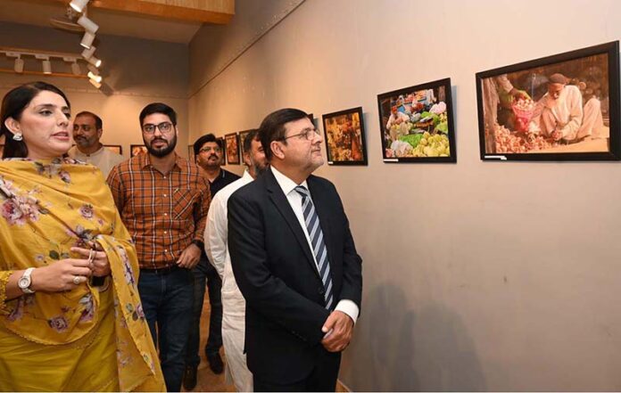 Vice Chancellor University of Sargodha Professor Dr. Qaiser Abbas visiting after inaugurating photo exhibition the assignment of students on labour Day at Zubeida Agha Art Gallery at University of Sargodha