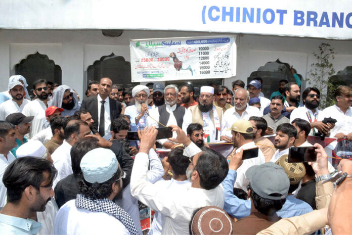 PML N Member Punjab Assembly Maulana Muhammad Ilyas Ahmad Chinioti leading a rally in favour of Palestine