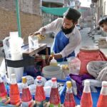 A street vendor selling colorful Ice Gola at Tewana Park in the street of the city