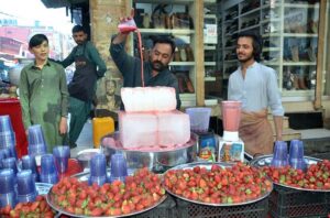 A street vendor sells sliced ​​watermelon to customers despite failure to comply with health and hygiene standards