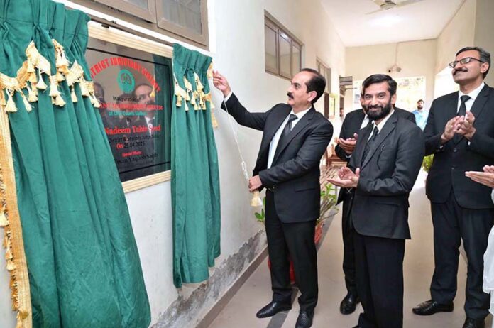 District & Session Judge Nadeem Tahir Syed, SCJ Ahsan Yaqoob Saqib are inaugurating Warrant Management System at Civil Courts Online