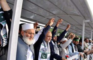 Ameer Jamaat-e-Islami, Hafiz Naeem ur Rehman, forms a human chain to express solidarity with the people of Gaza during the Gaza Million March at Expressway.