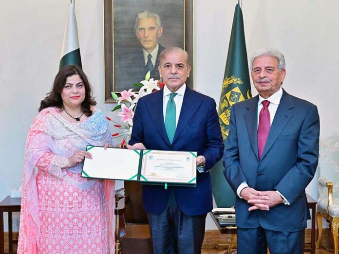Prime Minister Muhammad Shehbaz Sharif presenting certificate of appreciation to Ms Saima Naureen, Project Director HEC in recognition of her exemplary performance in sending Agriculture trainees to China