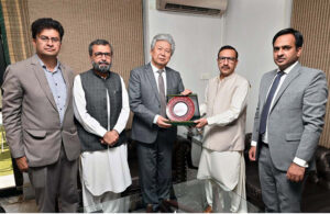 Managing Director Associated Press of Pakistan, Muhammad Asim Khichi presents souvenir to Ambassador of Kyrgyz Republic, Avazbek Atakhanov during his visit to APP Headquarters