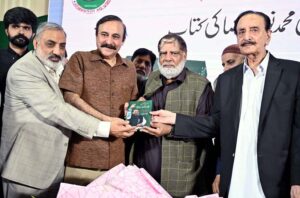 Federal Minister for Kashmir and Gilgit Baltistan Affairs, States and Frontier Regions, Engr Amir Muqam addresses the book launching ceremony of ‘Mard e Ahan, Mian Muhammad Nawaz Sharif’ written by senior journalist and eminent columnist Muhammad Nawaz Raza at Information Service Academy