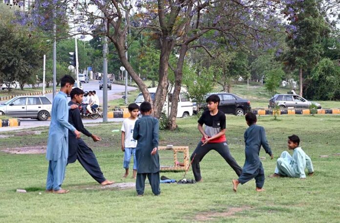 Children are playing 'bandar killa