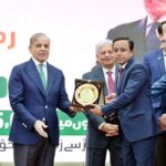 Prime Minister Muhammad Shehbaz Sharif awarding shields to the officers of public and private sector organizations in acknowledgement of their services for Ramzan Relief Package