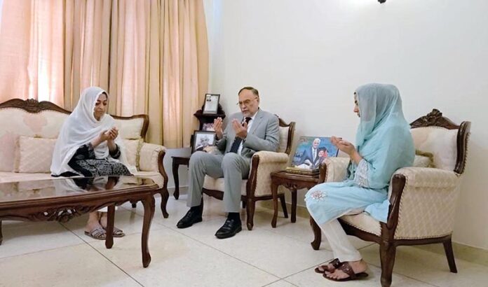 Federal Minister for Planning, Development & Special Initiatives, Ahsan Iqbal, visited the residence of the late Senator Taj Haider in Karachi to offer his condolences to the bereaved family