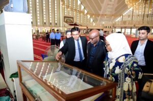 Rwandan Foreign Minister Olivier Nduhungirehe, accompanied by his delegation, visits Faisal Mosque. Pakistan-based Rwandan High Commissioner Ms Fatou Harerimana and senior officials of the Ministry of Foreign Affairs are also present.