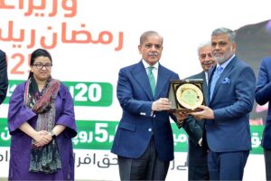Prime Minister Muhammad Shehbaz Sharif awarding shields to the officers of public and private sector organizations in acknowledgement of their services for Ramzan Relief Package