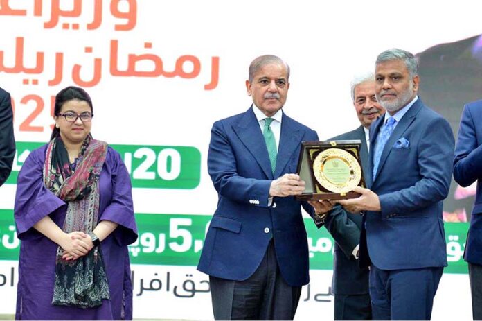 Prime Minister Muhammad Shehbaz Sharif awarding shields to the officers of public and private sector organizations in acknowledgement of their services for Ramzan Relief Package