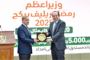 Prime Minister Muhammad Shehbaz Sharif awarding shields to the officers of public and private sector organizations in acknowledgement of their services for Ramzan Relief Package
