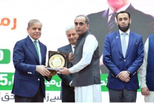 Prime Minister Muhammad Shehbaz Sharif awarding shields to the officers of public and private sector organizations in acknowledgement of their services for Ramzan Relief Package