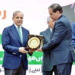 Prime Minister Muhammad Shehbaz Sharif awarding shields to the officers of public and private sector organizations in acknowledgement of their services for Ramzan Relief Package