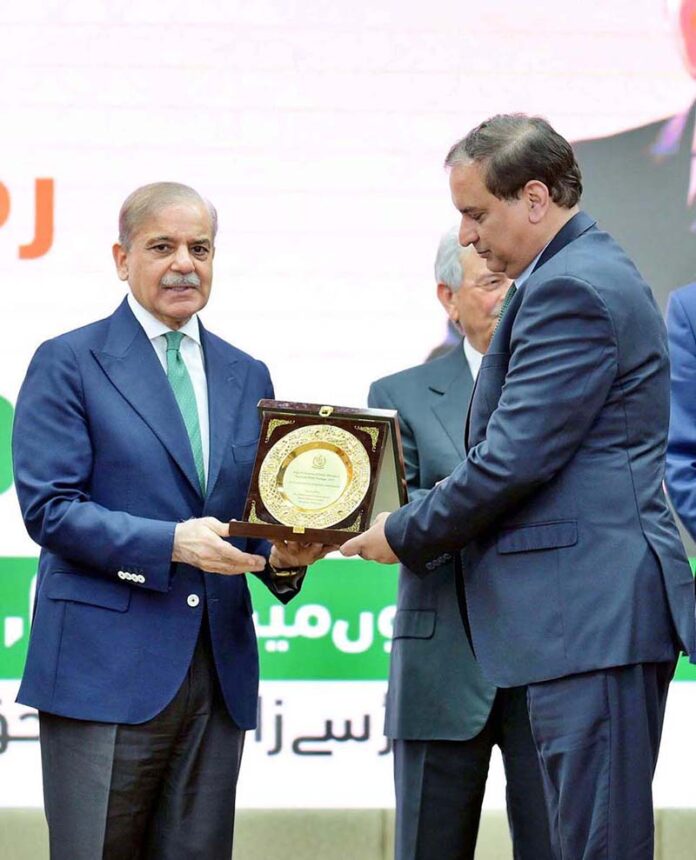 Prime Minister Muhammad Shehbaz Sharif awarding shields to the officers of public and private sector organizations in acknowledgement of their services for Ramzan Relief Package