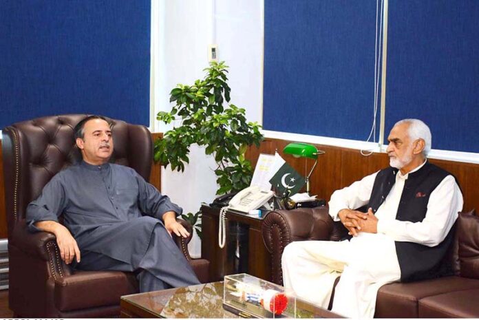 Federal Minister for Maritime Affairs, Junaid Anwar Chaudhry talking to Minister of State for National Food Security & Research, Malik Rasheed Ahmed Khan . APP/TZD/ABB ISLAMABAD: April 09 - A delegation comprising of World Bank and IFC officials calls on Bilal Azhar Kayani, Minister of State for Railways