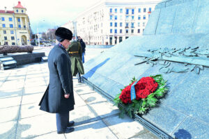 Prime Minister Muhammad Shehbaz Sharif lays floral wreath at Victory Monument