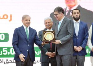 Prime Minister Muhammad Shehbaz Sharif awarding shields to the officers of public and private sector organizations in acknowledgement of their services for Ramzan Relief Package