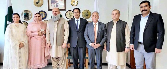 Federal Minister for Commerce Jam Kamal Khan meets SAARC Chamber delegation — Discussion held on boosting trade ties with Bangladesh; Rana Ihsaan Afzal, Coordinator to PM on Commerce, also seen in the frame