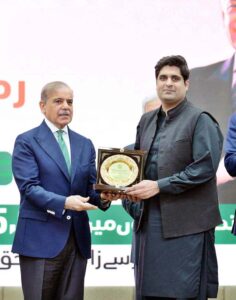 Prime Minister Muhammad Shehbaz Sharif awarding shields to the officers of public and private sector organizations in acknowledgement of their services for Ramzan Relief Package