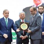 Prime Minister Muhammad Shehbaz Sharif awarding shields to the officers of public and private sector organizations in acknowledgement of their services for Ramzan Relief Package