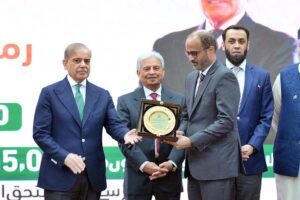 Prime Minister Muhammad Shehbaz Sharif awarding shields to the officers of public and private sector organizations in acknowledgement of their services for Ramzan Relief Package