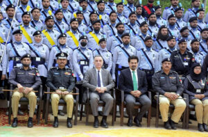 IG Railway Police Rai Tahir (Hilal Shujaat, Sitara Imtiaz) awards prizes to those who achieved outstanding positions in the training.